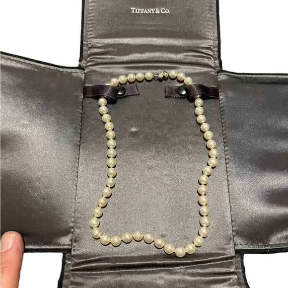 Tiffany & Co White Gold & Akita 18” Pearl necklace - Picture 7 of 8